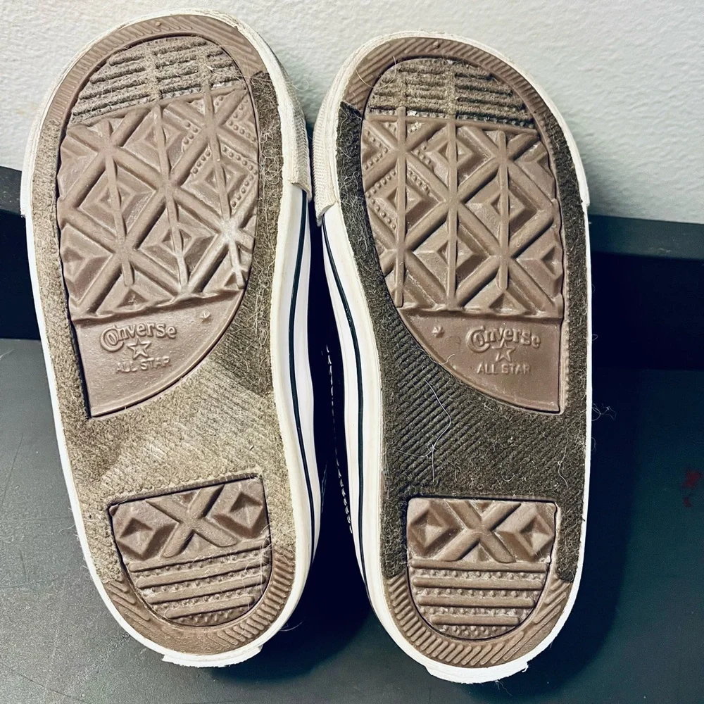 Converse Black and White Low-Tops - Kids size 8 - Picture 7 of 8